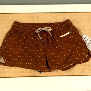 Vuori Clementine short, turmeric arrows